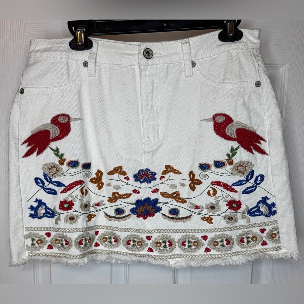 Umgee Embroidered White Denim Skirt with Bird Design Size: L
